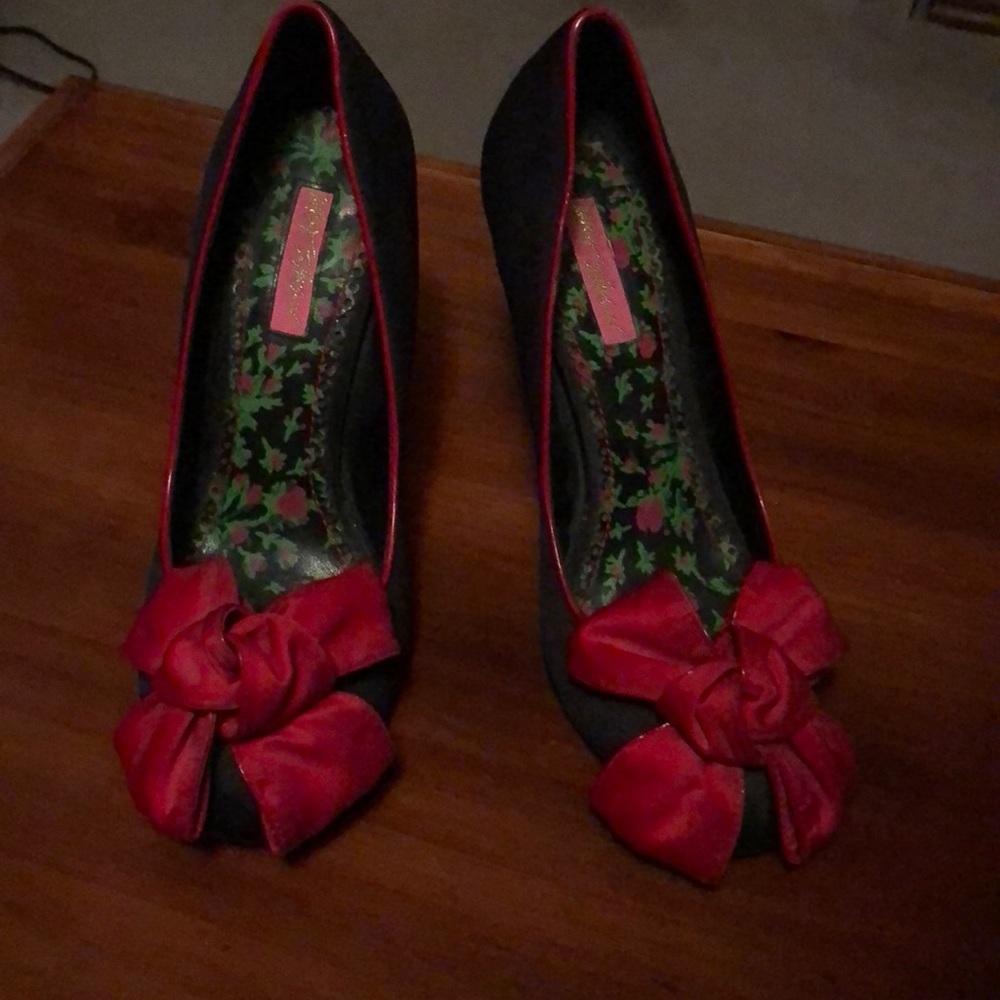BETSEY JOHNSON heels with bow